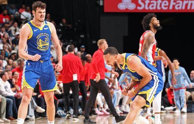 关于库里连续多场“火力全开”,刷新三分纪录!的信息 关于库里连续多场“火力全开”,刷新三分纪录!的信息