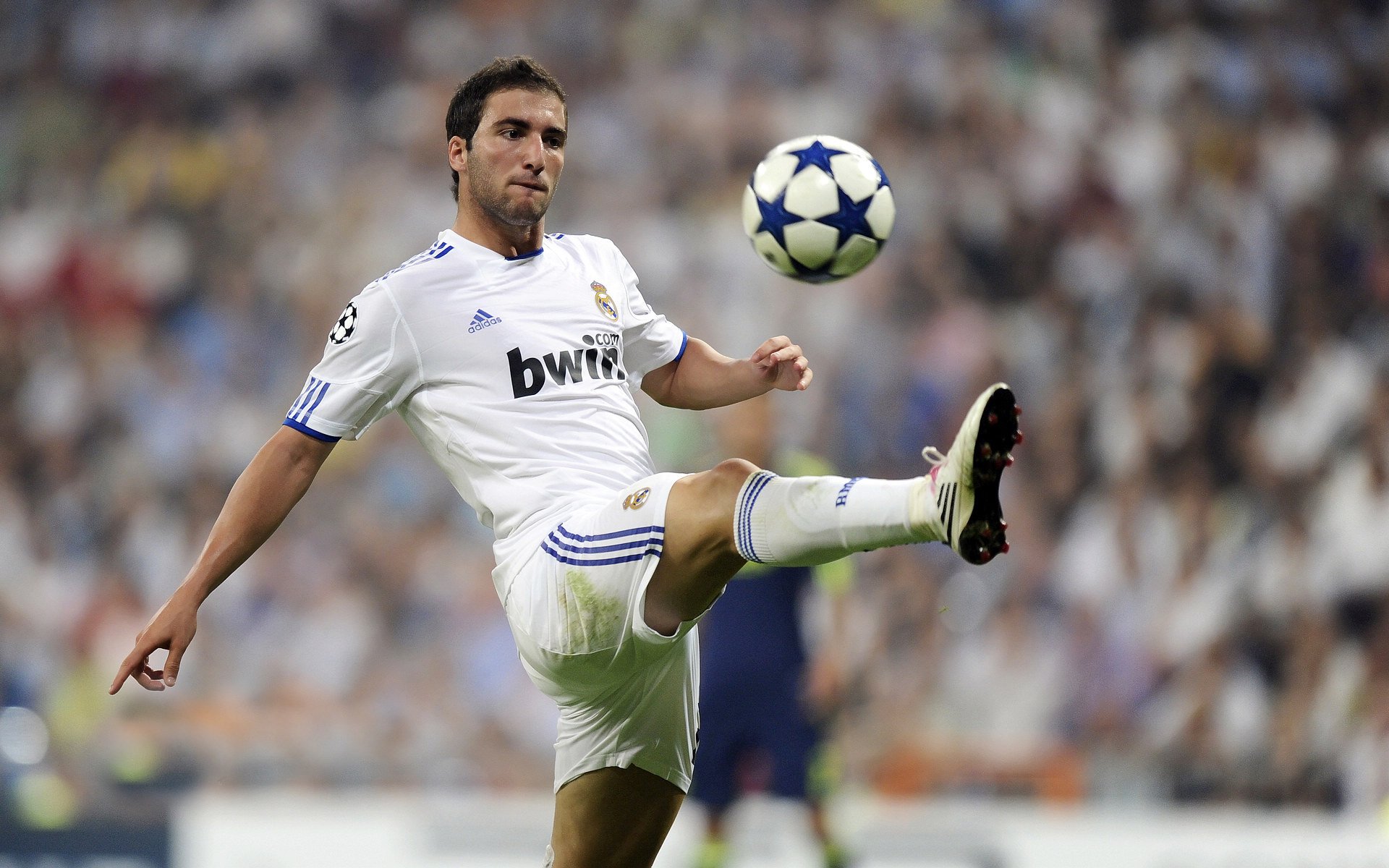 开云入口-皇马主场惜败 巴萨挺进淘汰赛，皇马巴萨比赛结果